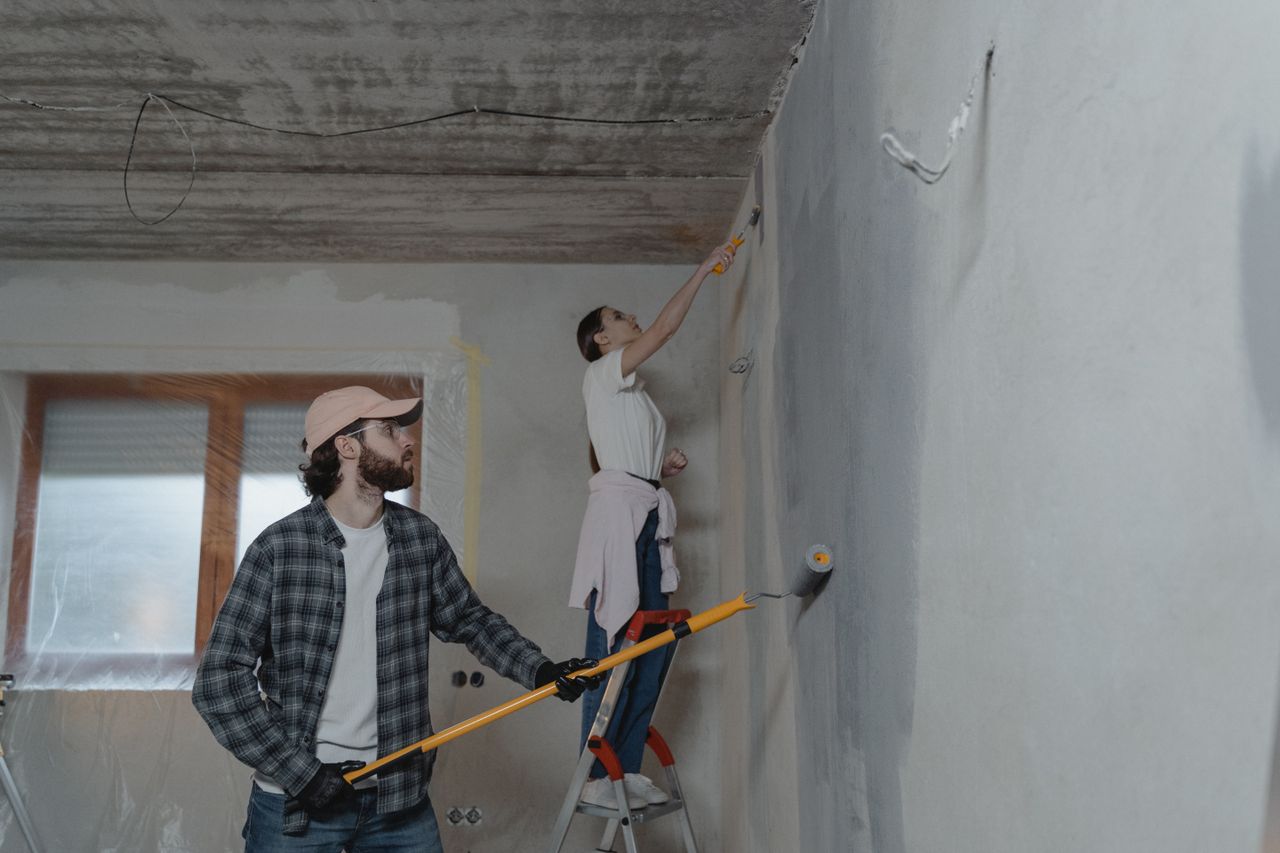portfolio-02 A couple painting a room together, highlighting teamwork in home renovation.